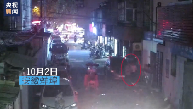 民警光脚狂追50多米,直接扑倒嫌疑人!